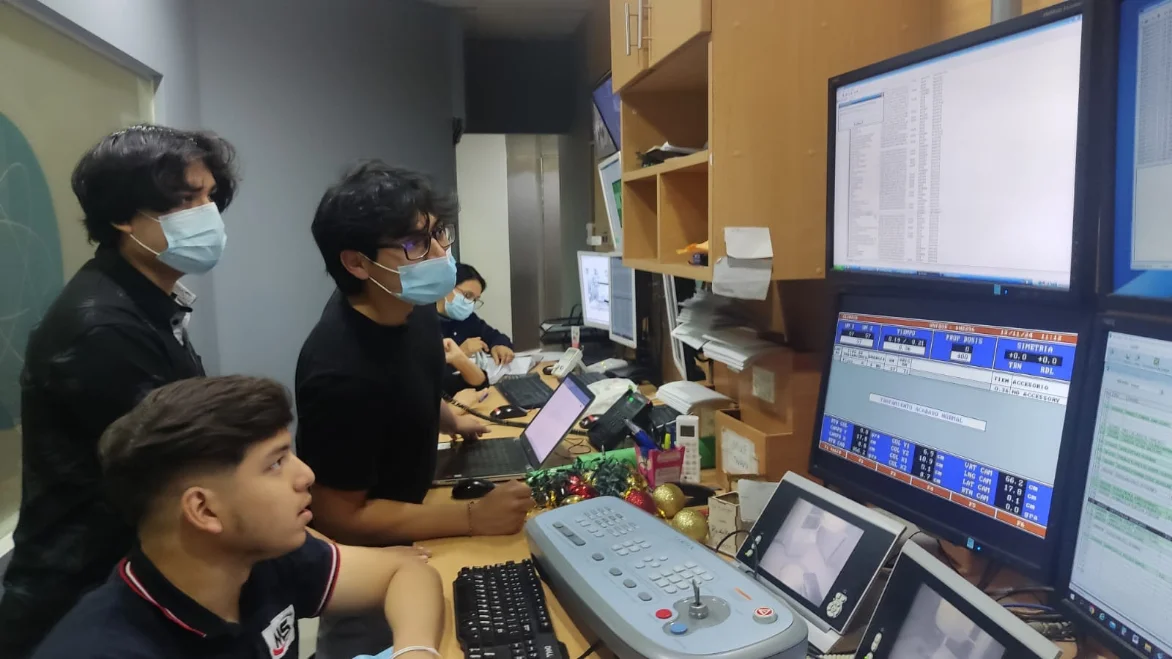 Equipo de Nextorion trabajando en la sala de servidores